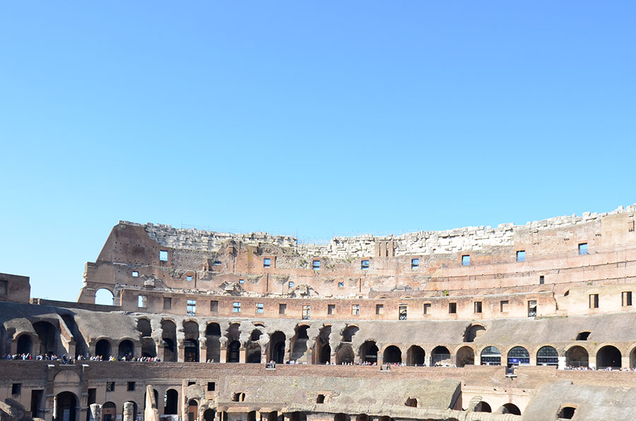 Azur farbener Himmel über dem Kolloseum in Rom